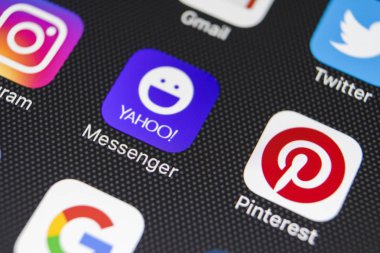 Yahoo messenger uygulama simgesi üzerinde Apple iphone 8 smartphone ekran yakın çekim. Yahoo messenger app simgesi. 