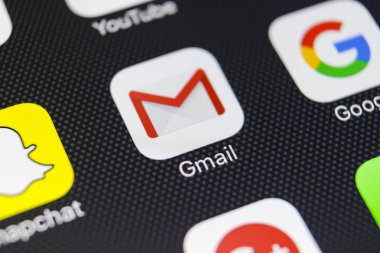 Google Gmail uygulama simgesi üzerinde Apple iphone 8 smartphone ekran yakın çekim. Gmail app simgesi. En popüler Internet online e-posta hizmeti Gmail olduğunu