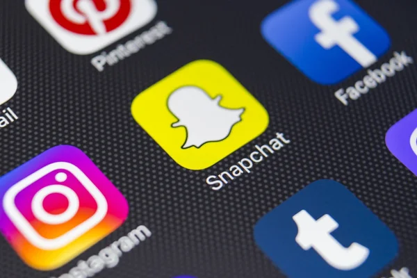 Snapchat application icon on Apple iPhone 8 smartphone screen close-up. Snapchat app icon. Snapchat is an online social networking service . — Stock Photo, Image