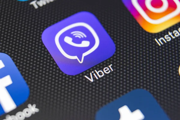 Значок приложения Viber на экране смартфона Apple iPhone 8 крупным планом. Значок приложения Viber. Viber - популярная онлайн-социальная сеть . — стоковое фото