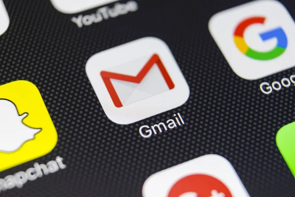 Google Gmail icona dell'applicazione su Apple iPhone 8 schermo dello smartphone primo piano. Icona dell'app Gmail. Gmail è il più popolare servizio di posta elettronica online Internet — Foto Stock