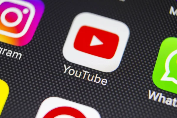 Icono de aplicación de YouTube en el primer plano de la pantalla del teléfono inteligente Apple iPhone 8. Youtube icono de la aplicación. YouTube es un servicio de red de vídeo en línea . — Foto de Stock