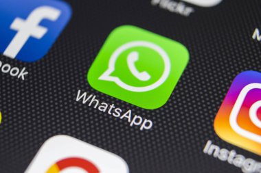 Sankt-Petersburg, Rusya, 24 Ocak 2018: Whatsapp messenger uygulama simgesi Apple iphone 8 smartphone ekran yakın çekim. Whatsapp messenger app simgesi. 