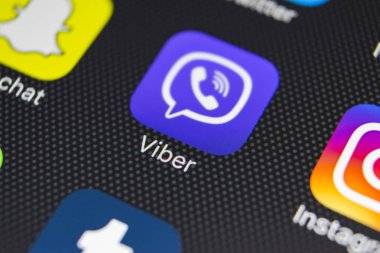 Apple iphone 8 smartphone ekran yakın çekim viber uygulama simgesi. Viber app simgesi. Viber popüler online sosyal ağ olduğunu.
