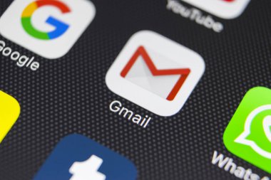 Google Gmail uygulama simgesi üzerinde Apple iphone 8 smartphone ekran yakın çekim. Gmail app simgesi. En popüler Internet online e-posta hizmeti Gmail olduğunu