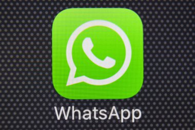 Whatsapp messenger uygulama simgesi üzerinde Apple iphone 8 smartphone ekran yakın çekim. Whatsapp messenger app simgesi .