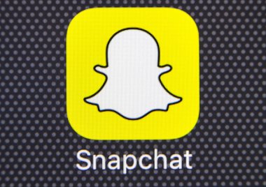 Apple iphone 8 smartphone ekran yakın çekim Snapchat uygulama simgesi. Snapchat app simgesi. Snapchat bir online sosyal ağ hizmetidir .
