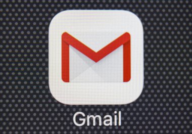 Google Gmail uygulama simgesi üzerinde Apple iphone 8 smartphone ekran yakın çekim. Gmail app simgesi. En popüler Internet online e-posta hizmeti Gmail olduğunu