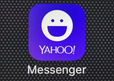 Yahoo messenger uygulama simgesi üzerinde Apple iphone 8 smartphone ekran yakın çekim. Yahoo messenger app simgesi. 