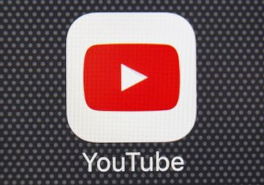 Apple iphone 8 smartphone ekran yakın çekim YouTube uygulama simgesi. YouTube app simgesi. YouTube çevrimiçi bir video ağ hizmettir.