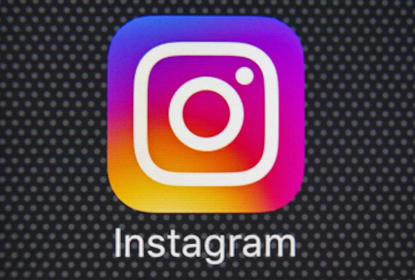 Ícone do aplicativo Instagram no Apple iPhone 8 tela do smartphone close-up. Ícone do aplicativo Instagram. Instagram é um serviço de rede social online  . — Fotografia de Stock