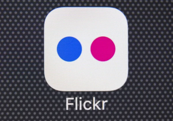Ikon aplikasi Flickr pada layar telepon pintar Apple iPhone 8 close-up. Ikon aplikasi Flickr. Flickr adalah layanan jejaring sosial daring . — Stok Foto
