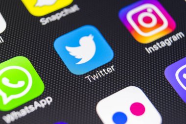 Sankt-Petersburg, Rusya, 26 Ocak 2018: Twitter uygulama simgesi üzerinde Apple iphone 8 smartphone ekran yakın çekim. Twitter app simgesi. Twitter bir online sosyal ağ ve microblogging hizmet olduğunu .