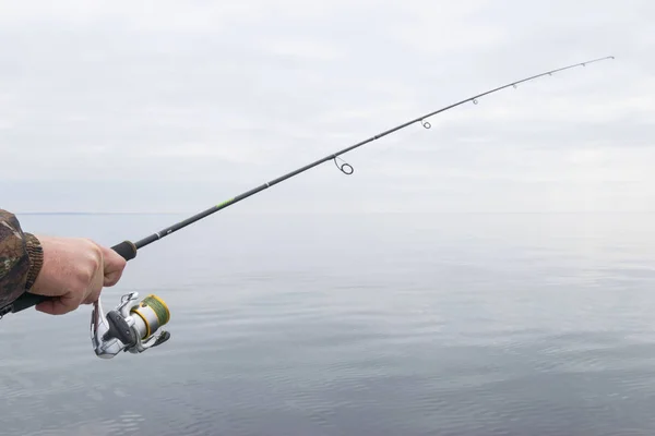 Mãos Pescador Com Uma Vara Girando Com Linha Com Uma — Fotografia de Stock