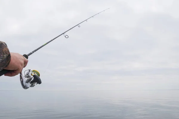 Hands Fisherman Spinning Rod Line Line Motor Boat Lake Cloudy — Stock Photo, Image