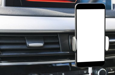 Smartphone kayıt bul veya Gps. Smartphone ile tutucu bir araba için araba kullanmak. Cep telefonu ile izole beyaz perde. Boş boş ekran. kopya alanı. Metin için boş yer. Modern araba iç detaylar.