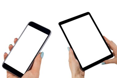 Akıllı telefon ve izole beyaz ekran tablet bilgisayarınızla tutan eller güzel kadın. Kopya alanı ile iş yeri. Metin için boş yer. Sahte için ekran kadar izole. Sağ ve sol el