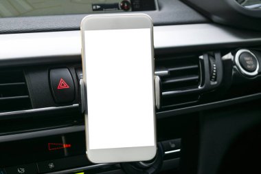 Smartphone kayıt bul veya Gps. Smartphone ile tutucu bir araba için araba kullanmak. Cep telefonu ile izole beyaz perde. Boş boş ekran. kopya alanı. Metin için boş yer. Modern araba iç detaylar.