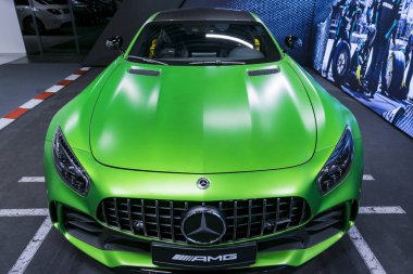 Sankt-Petersburg, Rusya, 12 Ocak 2018: Yeşil Mercedes-Benz Amg Gtr 2018 V8 Biturbo dış detaylar, Far. Önden Görünüm. Araba dış detaylar