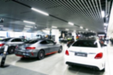 Bulanık Bayilik mağaza bokeh arka plan, arabalar yumuşak şimşek, bokeh ulaşım kavramı satıcı showroom arka plan bulanıklık. Bulanık