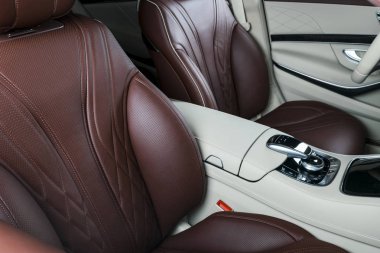 Modern lüks araba içinde. Prestij modern araba iç. Konforlu deri koltuklar. Kırmızı ve beyaz delikli deri kokpit. Modern araba iç ayrıntılar. Medya kontrol düğmeleri