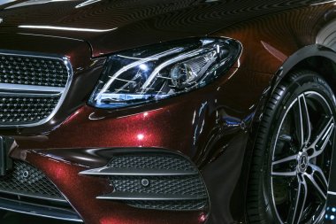 Sankt-Petersburg, Rusya, 12 Ocak 2018: Ön görünümü bir Mercedes Benz E 400 Amg 4MATIC Coupe 2018. Araba dış detaylar. 
