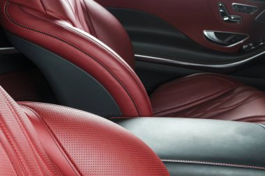 Modern lüks araba içinde. Prestij modern araba iç. Konforlu deri kırmızı koltuk. Kırmızı delikli deri. Modern araba iç detaylar