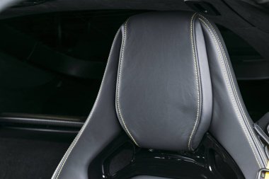 Modern lüks spor otomobil içinde. Prestij araba iç. Sarı dikişli deri koltuklar. Siyah deri delikli. Modern araba iç detaylar. 