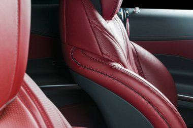 Modern lüks araba içinde. Prestij modern araba iç. Konforlu deri kırmızı koltuk. Kırmızı delikli deri. Modern araba iç detaylar