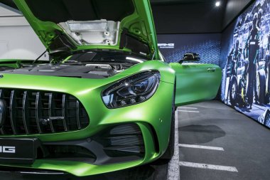 Sankt-Petersburg, Rusya, 12 Ocak 2018: Yeşil Mercedes-Benz Amg Gtr 2018 V8 Bi-turbo dış detayları, Far. Önden Görünüm. Araba dış detaylar