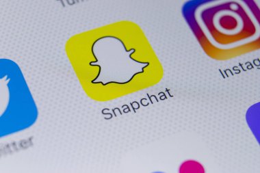 Sankt-Petersburg, Rusya, 31 Ocak 2018: Snapchat uygulama simgesi üzerinde Apple iphone X smartphone ekran yakın çekim. Snapchat app simgesi. Snapchat bir online sosyal ağ hizmetidir .