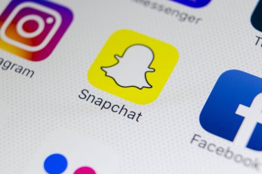 Sankt-Petersburg, Rusya, 31 Ocak 2018: Snapchat uygulama simgesi üzerinde Apple iphone X smartphone ekran yakın çekim. Snapchat app simgesi. Snapchat bir online sosyal ağ hizmetidir .