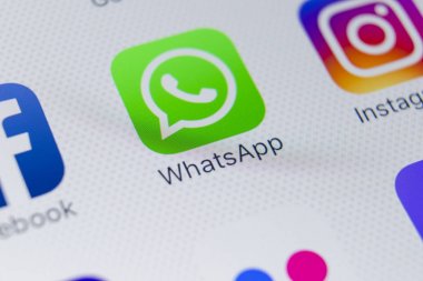 Sankt-Petersburg, Rusya, 31 Ocak 2018: Whatsapp messenger uygulama simgesi Apple iphone X smartphone ekran yakın çekim. Whatsapp messenger app simgesi. 