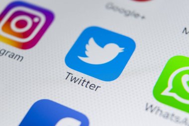 Sankt-Petersburg, Rusya, 31 Ocak 2018: Twitter uygulama simgesi üzerinde Apple iphone X smartphone ekran yakın çekim. Twitter app simgesi. Twitter bir online sosyal ağ ve microblogging hizmet olduğunu .