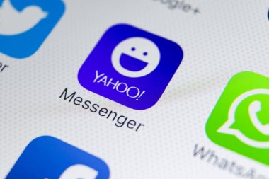 Sankt-Petersburg, Rusya, 31 Ocak 2018: Yahoo messenger uygulama simgesi Apple iphone X smartphone ekran yakın çekim. Yahoo messenger app simgesi. 