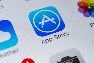 Sankt-Petersburg, Rusya, 31 Ocak 2018: Apple store uygulama simgesi Apple iphone X smartphone ekran yakın çekim. Mobil uygulama simgesi app Store