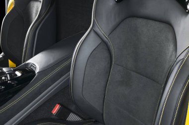 Modern lüks araba içinde. Prestij modern araba iç. Konforlu deri koltuklar. Siyah sarı dikişli deri delikli. Direksiyon simidi ve gösterge tablosu. otomatik vites düz vites. 