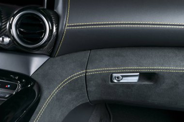 Modern lüks araba içinde. Prestij modern araba iç. Klima havalandırma sistemi. Siyah sarı dikişli deri kokpit delikli. Direksiyon simidi ve gösterge tablosu. otomatik vites düz vites. 