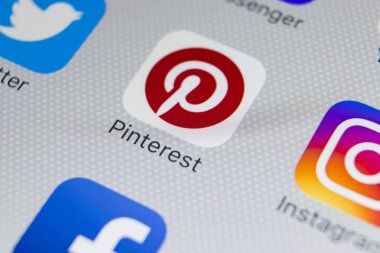 Sankt-Petersburg, Rusya, 1 Şubat 2018: Pinterest uygulama simgesi üzerinde Apple iphone X smartphone ekran yakın çekim. Pinterest app simgesi. Pinterest popüler Internet sosyal ağ olduğunu