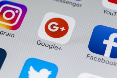 Sankt-Petersburg, Rusya, 2 Şubat 2018: Google uygulama simgesi üzerinde Apple iphone X smartphone ekran yakın çekim artı. Google plus app simgesi. Google+