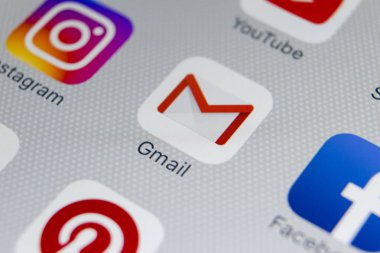 Sankt-Petersburg, Rusya, 1 Şubat 2018: Google Gmail uygulama simgesi üzerinde Apple iphone X smartphone ekran yakın çekim. Gmail app simgesi. En popüler Internet online e-posta hizmeti Gmail olduğunu