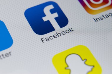 Sankt-Petersburg, Rusya, 2 Şubat 2018: Facebook uygulama simgesi üzerinde Apple iphone Xsmartphone ekran yakın çekim. Facebook app simgesi. En büyük internet online sosyal ağ Facebook olduğunu