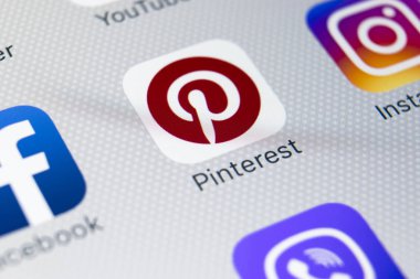 Sankt-Petersburg, Rusya, 2 Şubat 2018: Pinterest uygulama simgesi üzerinde Apple iphone Xsmartphone ekran yakın çekim. Pinterest app simgesi. Pinterest popüler Internet sosyal ağ olduğunu