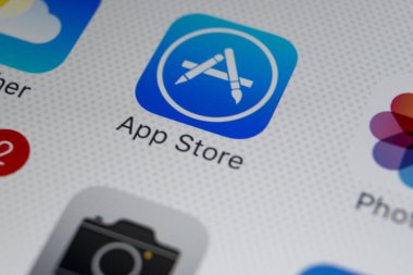 Sankt-Petersburg, Rusya, 2 Şubat 2018: Apple store uygulama simgesi Apple iphone X smartphone ekran yakın çekim. Mobil uygulama simgesi app Store