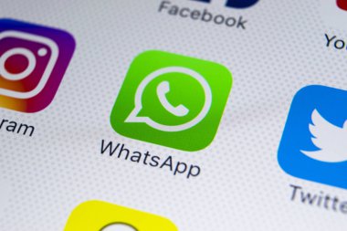 Sankt-Petersburg, Rusya, 2 Şubat 2018: Whatsapp messenger uygulama simgesi Apple iphone X smartphone ekran yakın çekim. Whatsapp messenger app simgesi. 