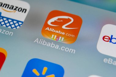 Sankt-Petersburg, Rusya, 2 Şubat 2018: Alibaba uygulama simgesi üzerinde Apple iphone X smartphone ekran yakın çekim. Alibaba app simgesi. Alibaba.com popüler e-ticaret uygulamadır.