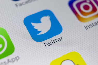 Sankt-Petersburg, Rusya, 2 Şubat 2018: Twitter uygulama simgesi üzerinde Apple iphone X smartphone ekran yakın çekim. Twitter app simgesi. Twitter bir online sosyal ağ ve microblogging hizmet olduğunu .