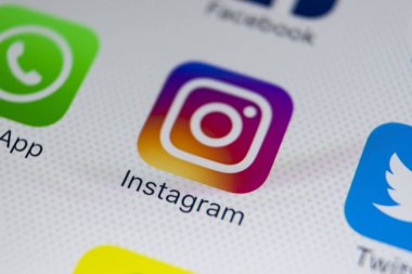 Sankt-Petersburg, Rusya, 2 Şubat 2018: Instagram uygulama simgesi üzerinde Apple iphone X smartphone ekran yakın çekim. Instagram app simgesi. Instagram bir online sosyal ağ hizmetidir .