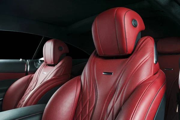 Moderní Luxusní Auto Uvnitř Interiér Moderní Auto Prestiž Červené Pohodlné — Stock fotografie