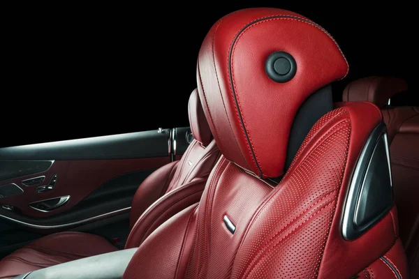 现代豪华车里面 内部的威望现代汽车 舒适的真皮红色座椅 红色穿孔皮革驾驶舱与孤立的黑色背景 现代汽车内饰细节 — 图库照片